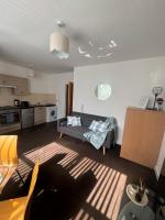 Chic Trafford Apartment, Private Underground Parking, Fast Wi-Fi, Self Check-in Anytime, 5 mins to Old Trafford Stadium - Chambres d’hôtes Manchester