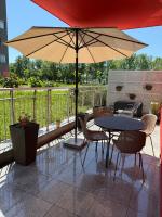Lake Garden - Cozy Two-Bedroom Apartment with flexible Check-In, Terrace, and Netflix - Chambres d'hôtes Zagreb