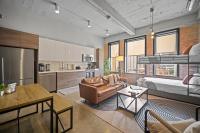 Stunning Downtown Apartment with Pool, Laundry, Parking - B&B Dallas