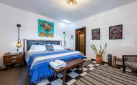 Zimmer mit Kingsize-Bett