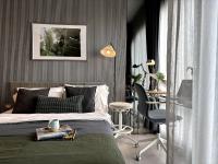 City Oasis: 5 Min to Metro, Pool & Gym, Essentials - B&B Khlong Toei