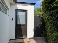 Bright one bedroom apartment with garden - B&B