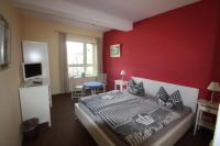 Zimmer mit Queensize-Bett und Gartenblick