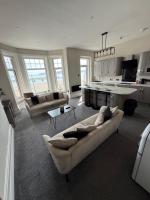 Stunning Sea View Apartment With Balcony & Parking - B&B Rhôs-on-Sea