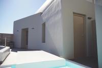 Split level Diamond Suite with Private Pool and Caldera View