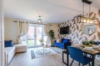 NR Airport and JLR Halewood Speke Industrial Area- 3 BDR - 5 Beds - 2 Bath Stunning Equipped Home 2 Driveway- Regular Work and Relocation Stays Welcome - M62 M57 Widnes Warrington Nearby - By Samina ARZ Stays - B&B Liverpool