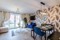 Beautiful Modern 3 BDR Airport JLR Speke Home - Driveway x2 - 5 Beds 2 Bath Speke Halewood - South Liverpool By Samina, Arz Stays - B&B Liverpool