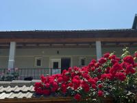 Shtëpia Me Lule - Bed and Breakfast