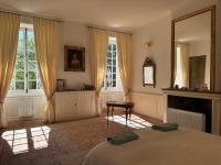 Zimmer mit Kingsize-Bett und Gartenblick. 