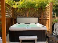 3 Bedroom Cozy Cottage with fenced in backyard and hot tub 4 miles to the beach - B&B Wilmington