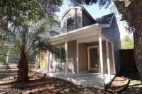 3 Bedroom Cozy Cottage with fenced in backyard and hot tub 4 miles to the beach - Chambres d’hôtes Wilmington