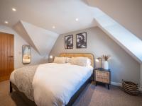Stylish Coastal Living In The Heart Of Dartmouth - B&B Dartmouth
