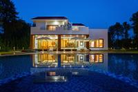 ELIVAAS Sanisa Farm 3-BHK Farmhouse with Pvt Pool, Game Zone & Lush Garden - Chambres d’hôtes