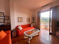 Liguria Sea and Mountains, 80 sqm apartment facing the highway, with free Wi-Fi, parking, and a terrace - B&B