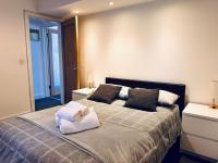 High Street Duplex 3 Bed Flat - Ferienwohnung Staines-upon-Thames