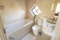 Modern 3-Bedroom Retreat Near Monmouth Castle, Sleeps 6, Parking & WiFi - Chambres d'hôtes Newport