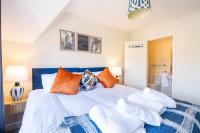 Premium 3-Bedroom Retreat Near Monmouth Castle - Sleeps 6 - Free Parking & WiFi - B&B Newport