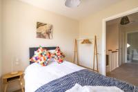 Modern 3-Bedroom Retreat Near Monmouth Castle, Sleeps 6, Parking & WiFi - Bed and Breakfast Newport