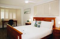 Perfect Location 4BR Home Warana - 200m to Beach! - Chambres d’hôtes Poatina