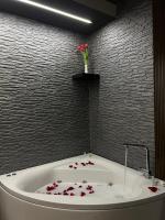 Zimmer mit Kingsize-Bett und Whirlpool