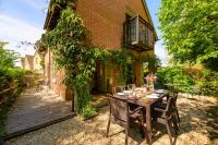 Cosy Cotswold Lodge by Your Home Here - ideal for families, log-burner, spa, private parking, EV Hookup included and heated swimming pools - Chambres d'hôtes Ashton Keynes