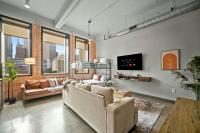 Stunning Downtown Apartment with Pool, Laundry, Parking - Bed and Breakfast
