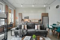 Stunning Downtown Apartment with Pool, Laundry, Parking - B&B