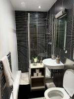 Spacious & Serene 2 Bed, Sleeps 6 With Canal View And Underground Parking - B&B Londra