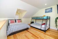 Pet Friendly 3BR Quincy Townhouse w Laundry, Free Parking, near MBTA Red Line 37 - Chambres d'hôtes Quincy
