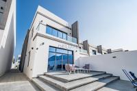 Blue Marble Beach 4BR Villa with Assistants Room, Private Pool, Access to Floating Pier, and Sea and Mountain Views, Al Dana Island, Fujairah by Deluxe Holiday Homes - Ferienwohnung Fudschaira