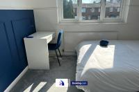 Discounted - 3-Bed Home By Avalora Short Lets & Serviced Accommodation Old Trafford With Pool & Tennis Table - DriveWay - B&B Manchester