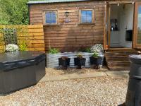 Cosy Shepherds Hut, heating, Hot Tub, WiFi and magnificent view - B&B Dorchester