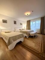 Dreibettzimmer mit Bad