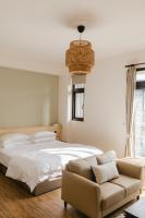 Habitación con cama extragrande y balcón