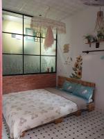 Zimmer mit Queensize-Bett und Gartenblick