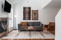Estudio con cama extragrande y sofá cama