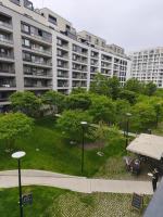 Cozy Urban Residence Studio - balcony with garden view - B&B Bratislava