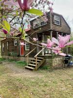 Sunnybrook Cabin, wooded, private with stream, near ATV trails - B&B Mena