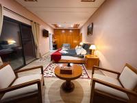 Suite con cama grande y balcón