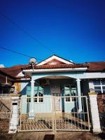 A &a Hani Homestay ,Kuala Nerus - B&B