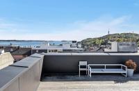 Central apt near beach and city life - B&B Kristiansand