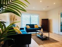 Spacious 3 bedroom Home w Parking in Farnborough - B&B