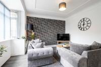 Spacious & Bright 3 Bedroom House in St Helens - B&B