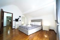 Airport & Sea, Large Music-Themed Apartment - B&B