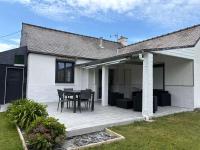 Maison 3 étoiles avec jardin clos, à 800 m de la plage, proche port de Saint-Sauveur, Île-Grande - FR-1-542-22 - B&B