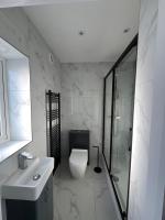 Brand New, Immaculate 3 Bed 3 Shower room House - Chambres d'hôtes Cheshunt