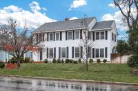 Historic Luxury House with 12 Queen Beds - Bed and Breakfast
