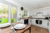 Modern 3 Bedroom Home in Swindon with Parking - B&B