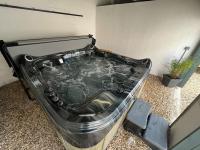 Gîte Ecrin de Verdure Jacuzzi et piscine - B&B Angrie