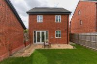 Modern 4BR Home Business, Family & Long Stays - Chambres d'hôtes Lawley Bank